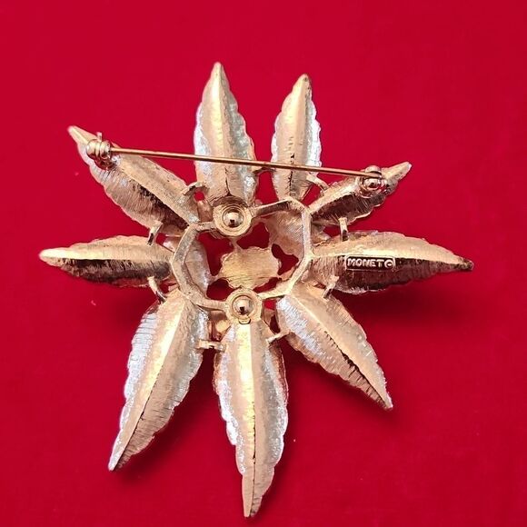 Vintage Signed Monet Silver Plated Flower Brooch Pin - Picture 2 of 3